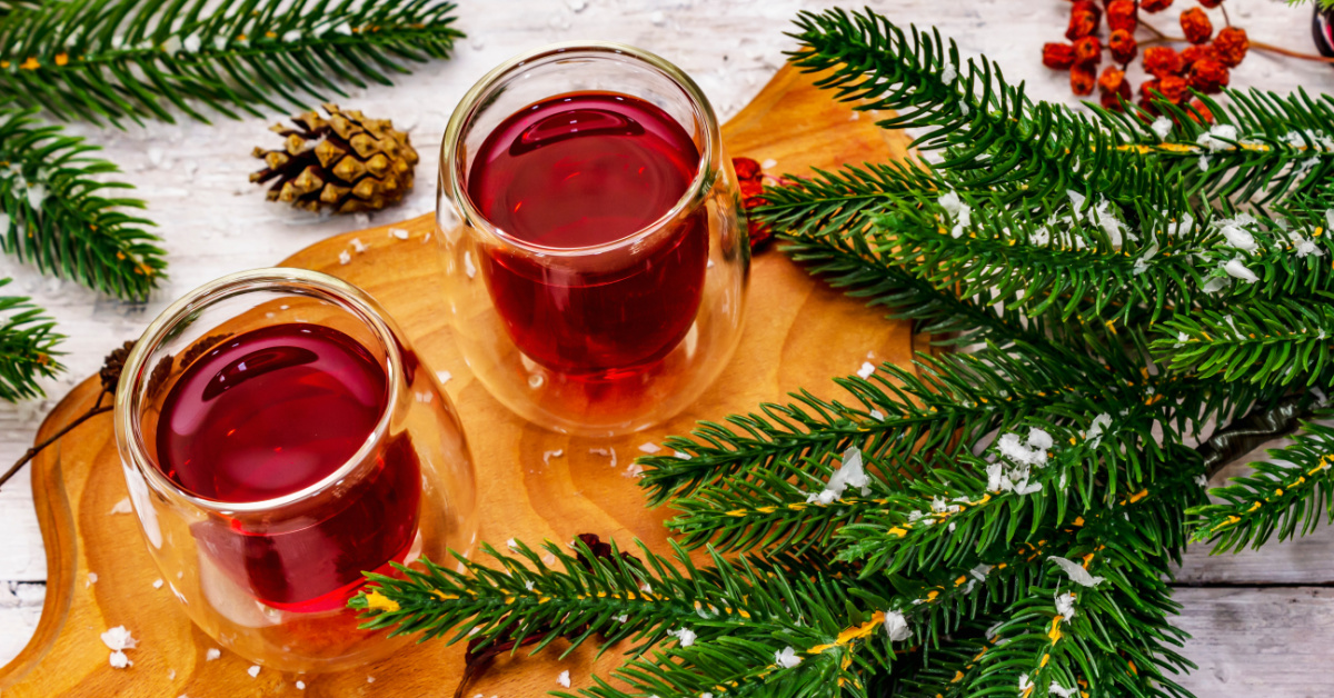 10 Festive & Fun Light Christmas Cocktails